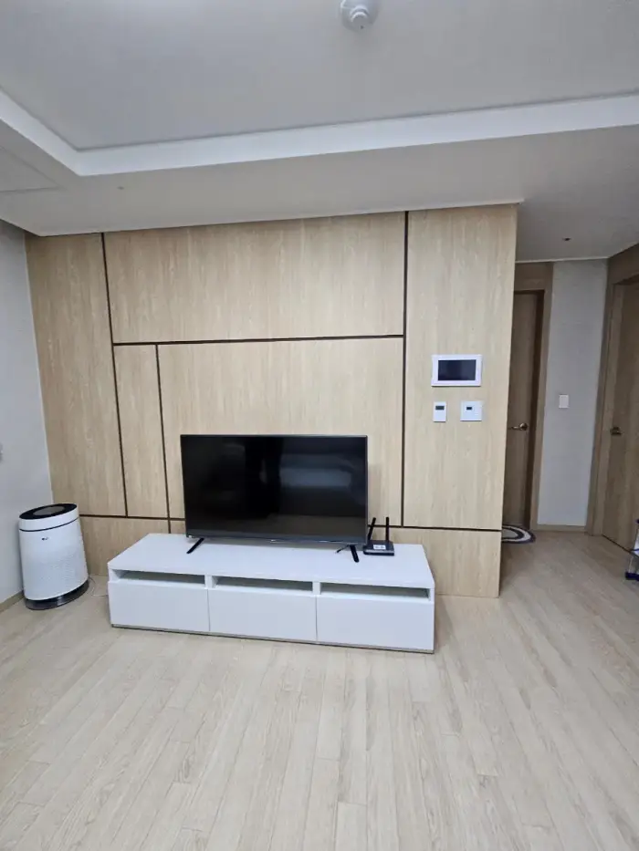 거실아트월필름 뜯긴합판 시트지작업 완성 사진