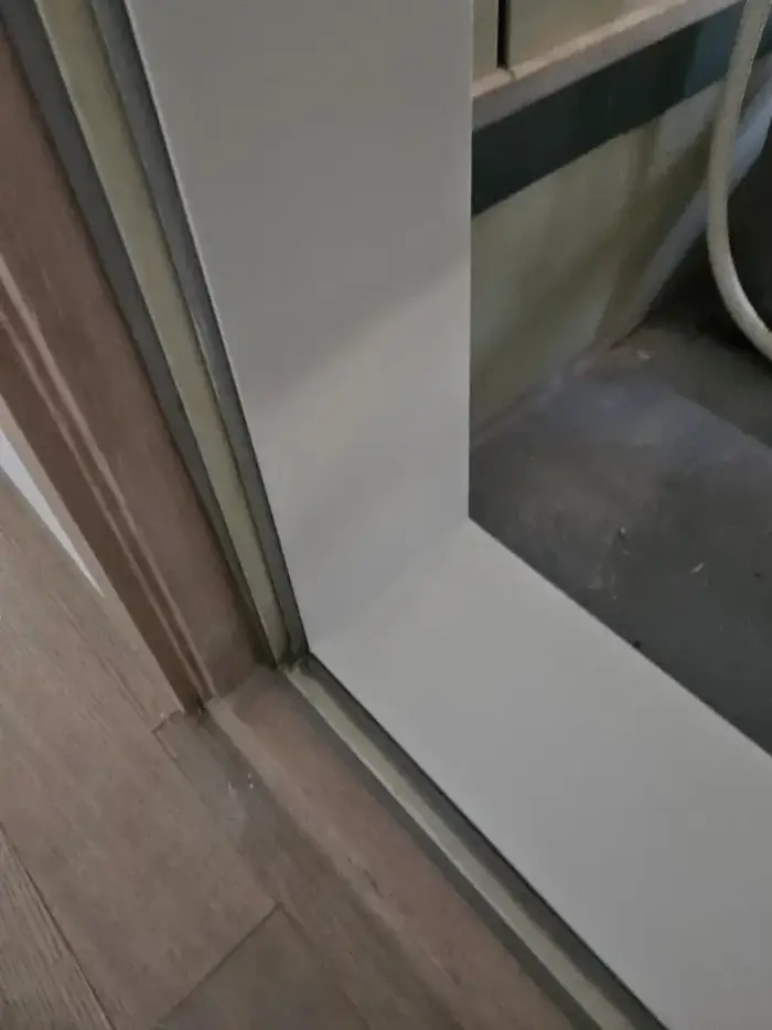 긁히고 기스난 문틀보수 시트지시공 완성 사진