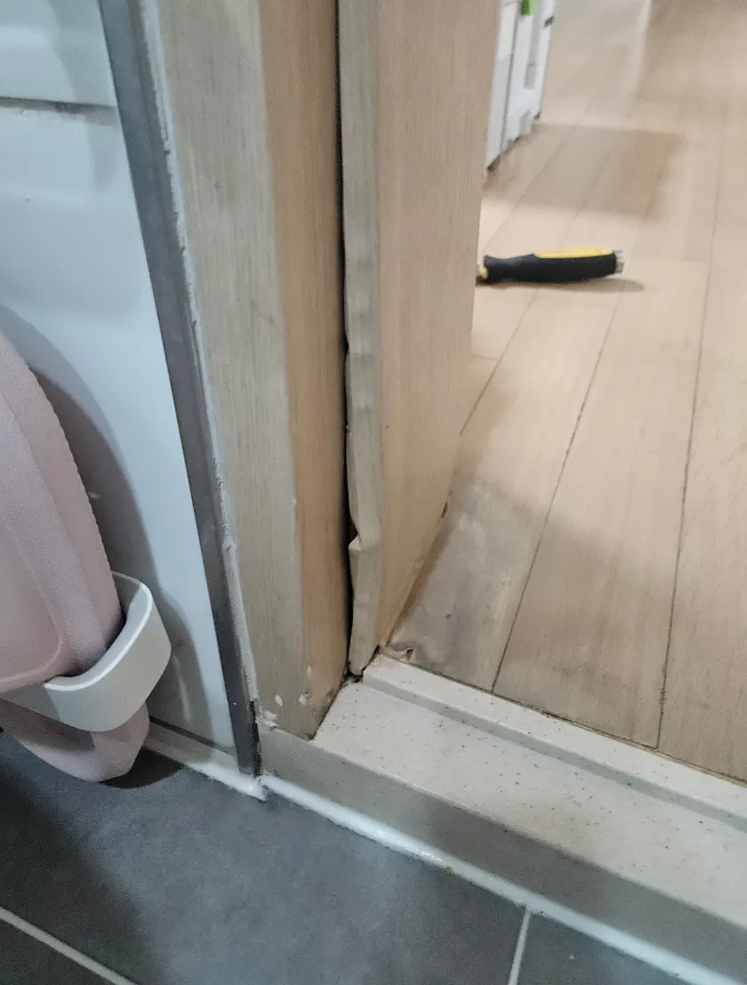 물먹은몰딩수리 화장실문틀교체 1
