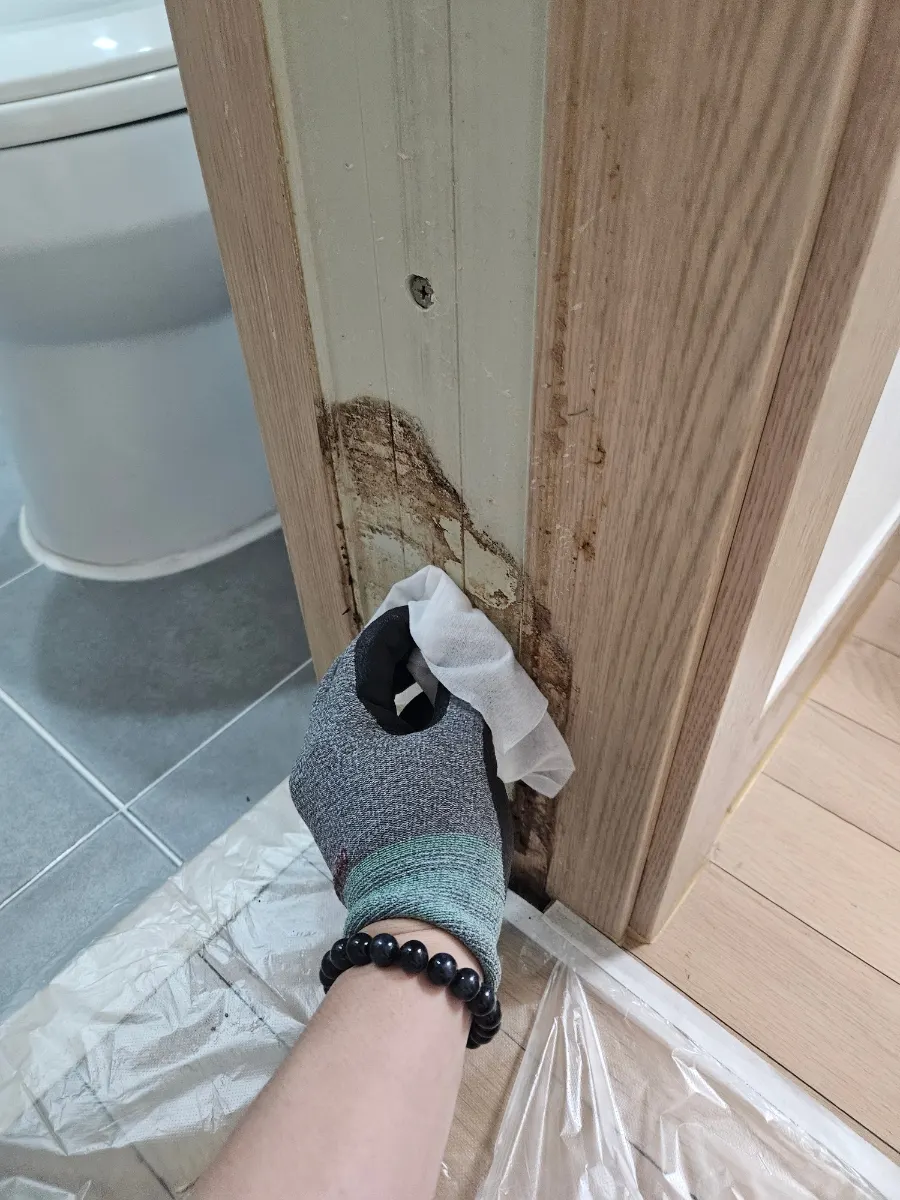 물먹은몰딩수리 화장실문틀교체 6