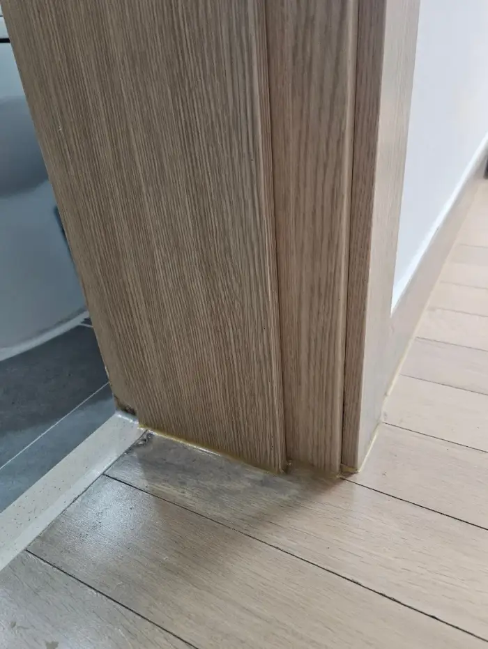 물먹은몰딩수리 화장실문틀교체 완성 사진