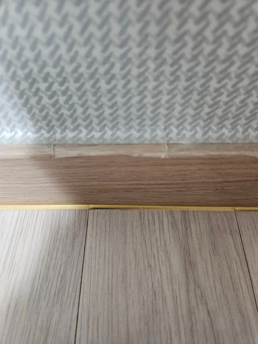 걸레받이 바닥사이 벌어진 틈 실리콘 마감 2