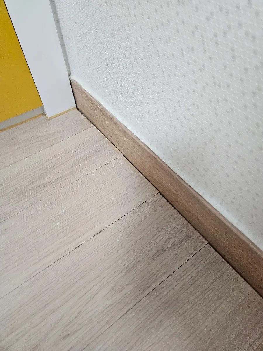 걸레받이 바닥사이 벌어진 틈 실리콘 마감 6