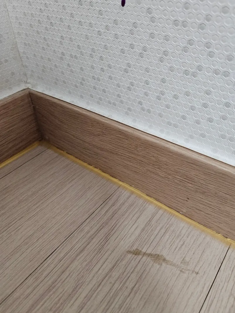 걸레받이 바닥사이 벌어진 틈 실리콘 마감 8